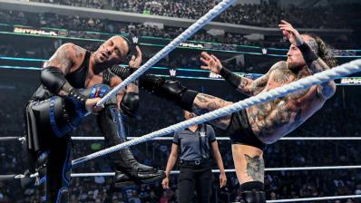 Aleister Black ataca a Damian Priest en WWE SmackDown