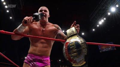 La estrella de AEW Kyle Fletcher portando el Campeonato TNT La estrella de AEW Kyle Fletcher portando el Campeonato TNT