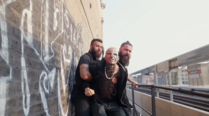 La estrella de AEW Darby Allin siendo retenida por dos guardias de seguridad La estrella de AEW Darby Allin siendo retenida por dos guardias de seguridad