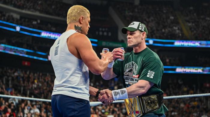 Las superestrellas de WWE John Cena brindando con cerveza Las superestrellas de WWE John Cena brindando con cerveza
