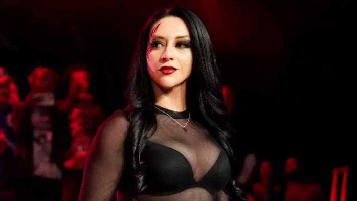 Stephanie Vaquer reta a Naomi a una lucha en WWE Clash in Paris