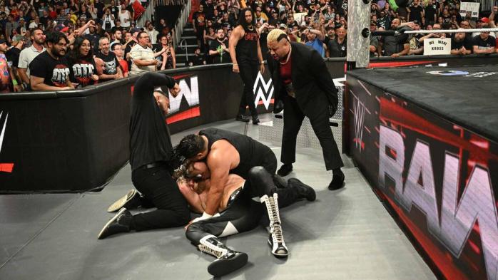 Solo Sikoa y MFT atacan a Sami Zayn en WWE Raw Solo Sikoa y MFT atacan a Sami Zayn en WWE Raw