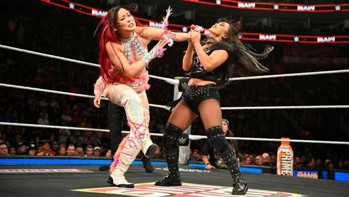 IYO SKY y Roxanne Perez reciben elogios de WWE por su adaptación