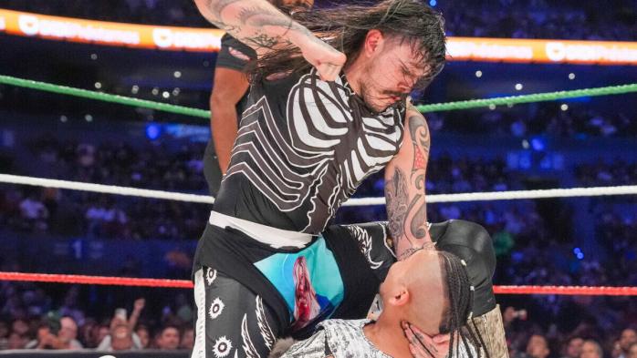 Dominik Mysterio lanza un reto a Hijo del Vikingo para Worlds Collide