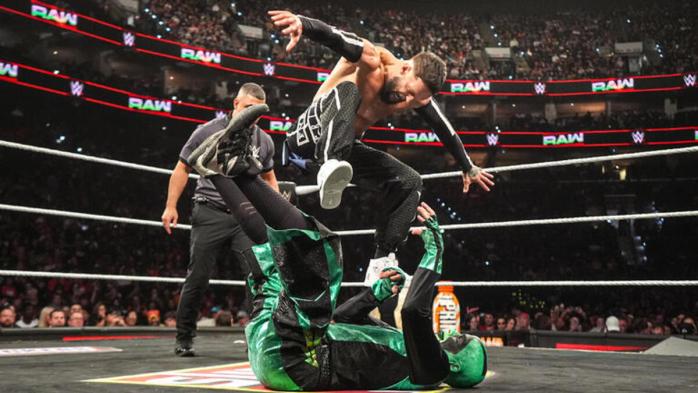 The Judgment Day destroza a Mr. Iguana, Dragón Lee e Hijo del Vikingo en WWE Raw The Judgment Day destroza a Mr. Iguana, Dragón Lee e Hijo del Vikingo en WWE Raw