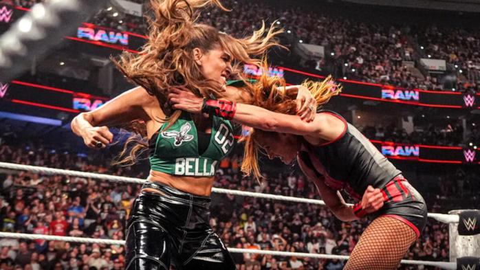 Nikki Bella ataca a Becky Lynch en WWE Raw Nikki Bella ataca a Becky Lynch en WWE Raw