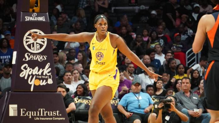 WWE invita a Kalani Brown, estrella de la NBA femenina, a una prueba de talento WWE invita a Kalani Brown, estrella de la NBA femenina, a una prueba de talento
