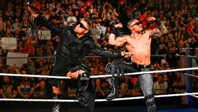 The Miz y Carmelo Hayes triunfan en SmackDown y vencen a Motor City Machine Guns