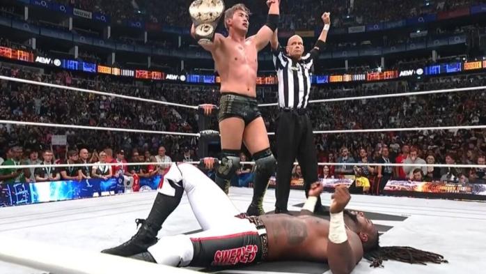 Kazuchika Okada retiene el Campeonato Unificado en AEW x NJPW Forbidden Door 2025 Kazuchika Okada retiene el Campeonato Unificado en AEW x NJPW Forbidden Door 2025