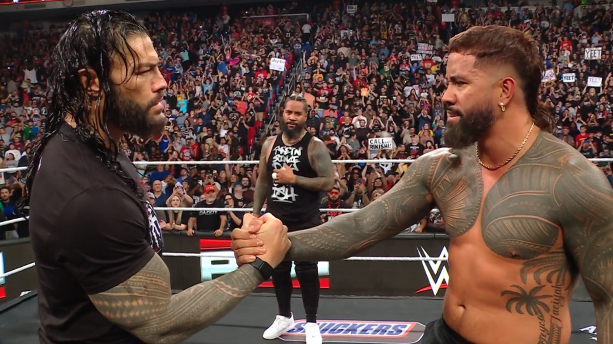 Roman Reigns ayuda a The Usos a llevarse la victoria en WWE Raw