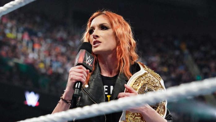 Vince Russo cuestiona la popularidad de Becky Lynch: "Se hizo famosa por un puñetazo"