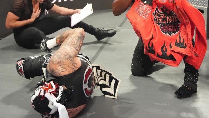 Penta es brutalmente atacado por The New Day en WWE Raw