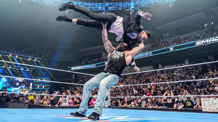 Brock Lesnar arremete contra Corey Graves en pleno show de SmackDown