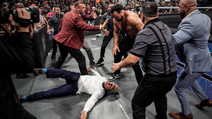 Drew McIntyre ataca brutalmente a Cody Rhodes tras la firma de contrato en SmackDown Drew McIntyre ataca brutalmente a Cody Rhodes tras la firma de contrato en SmackDown