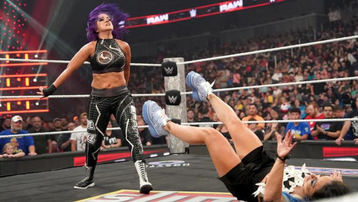 Bayley continúa con su extraña actitud en WWE Raw Bayley continúa con su extraña actitud en WWE Raw