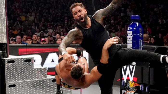Bronson Reed y Bron Breakker "ayudan" a Jey Uso a ganar en WWE Raw