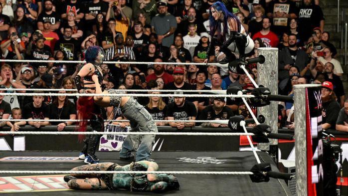 Las Kabuki Warriors traicionan a IYO SKY en WWE Raw