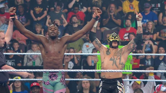 Rey Fénix and Je'Von Evans 