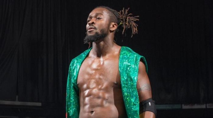 Kofi Kingston firma un nuevo contrato multianual con WWE Kofi Kingston firma un nuevo contrato multianual con WWE