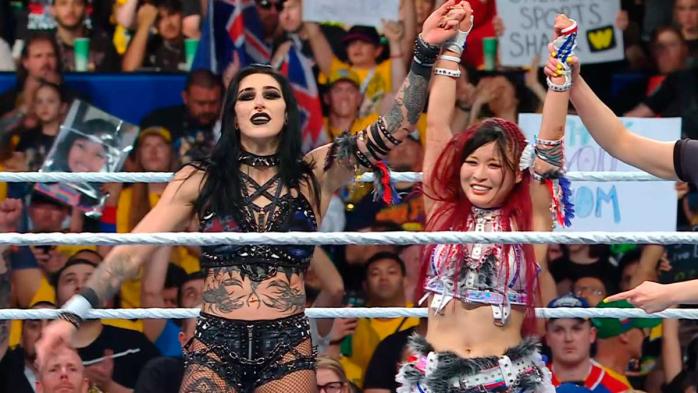 Rhea Ripley e IYO SKY se llevan la victoria en WWE Crown Jewel