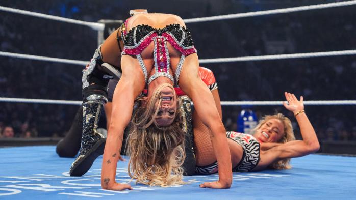 Charlotte Flair y Alexa Bliss derrotan a Zaria y Sol Ruca en SmackDown Charlotte Flair y Alexa Bliss derrotan a Zaria y Sol Ruca en SmackDown