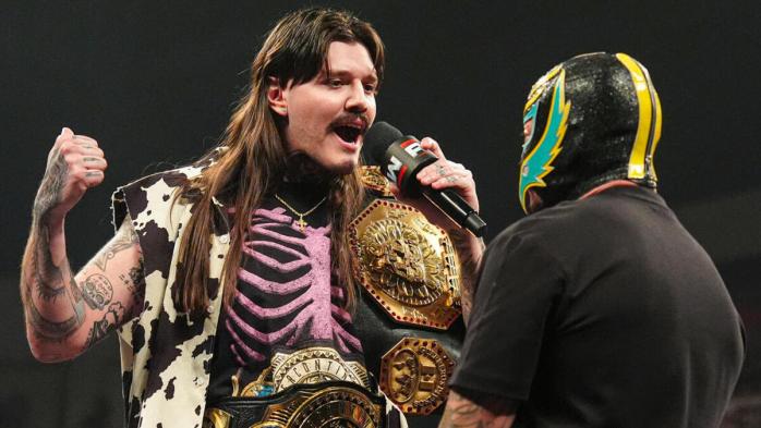 Rey Mysterio confronta a Dominik Mysterio en su regreso a WWE Raw