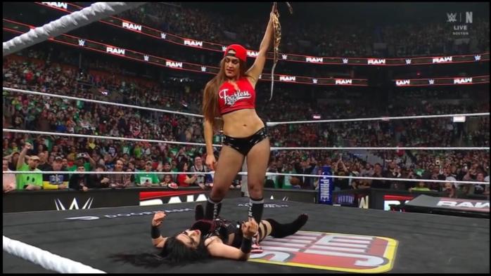 Nikki Bella traiciona a Stephanie Vaquer en WWE Raw