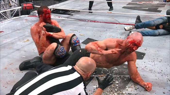 Kyle O'Reilly gana el Blood & Guts para su equipo en AEW Dynamite