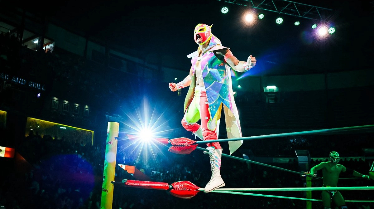 Neón es retirado en camilla en el último show de CMLL Viernes Espectacular