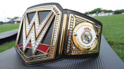 WWE entrega al Real Madrid el título personalizado de Campeones