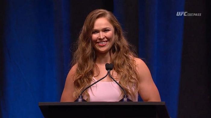 Ronda Rousey es introducida en el Salón de la Fama de UFC