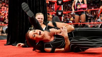 Ronda Rousey ataca a Stephanie McMahon durante su celebración en Monday Night RAW