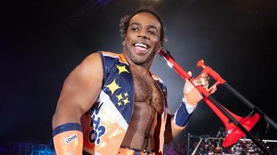 Xavier Woods recibe un Premio Guinness de los Récords Mundiales