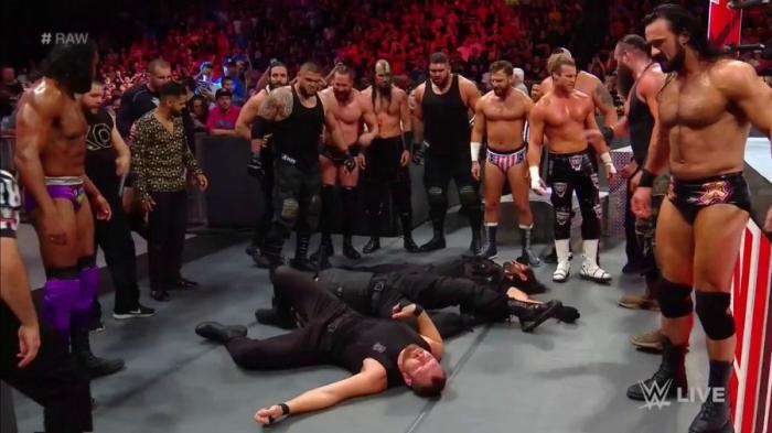 The Shield es atacado por el roster de Monday Night Raw