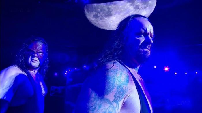 The Undertaker y Kane reaparecen en WWE Monday Night Raw para atacar a Triple H y Shawn Michaels