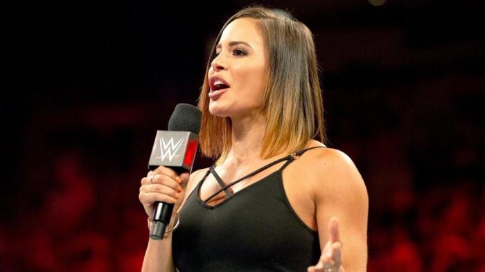 Charly Caruso y Jonathan Coachman continuarán trabajando para WWE