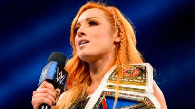 Becky Lynch estaría trabajando con una lesión en la mandíbula