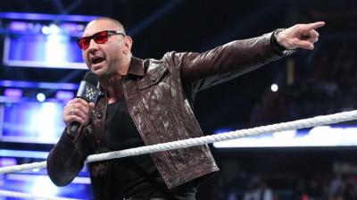 Batista provoca a Triple H durante la reunión de Evolution en el episodio 1000 de SmackDown