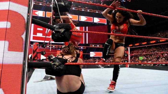 Nikki Bella y Brie Bella traicionan a Ronda Rousey durante Monday Night Raw