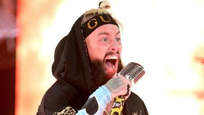 Enzo Amore es expulsado de un viaje en avión debido a un comportamiento inadecuado