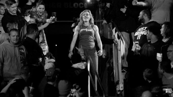 WWE Raw: Se editan imágenes y vídeos de Becky Lynch sangrando - Shane McMahon se burla de Stephanie McMahon