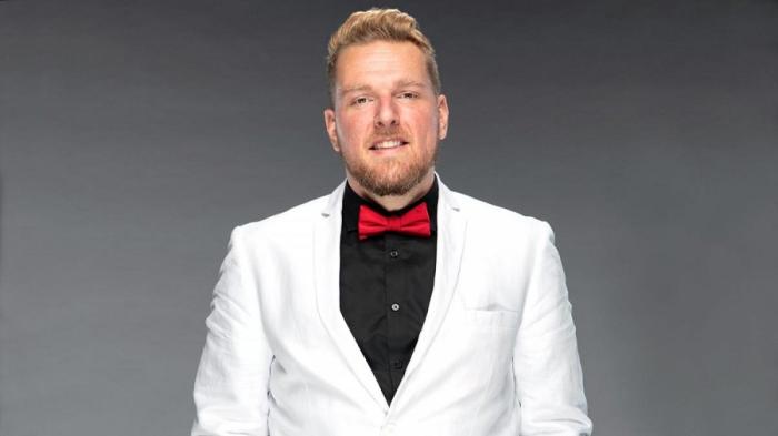 Pat McAfee firma un contrato con WWE