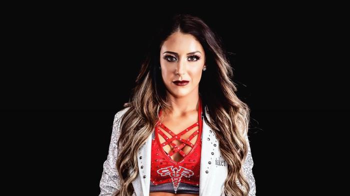 Britt Baker firma con All Elite Wrestling