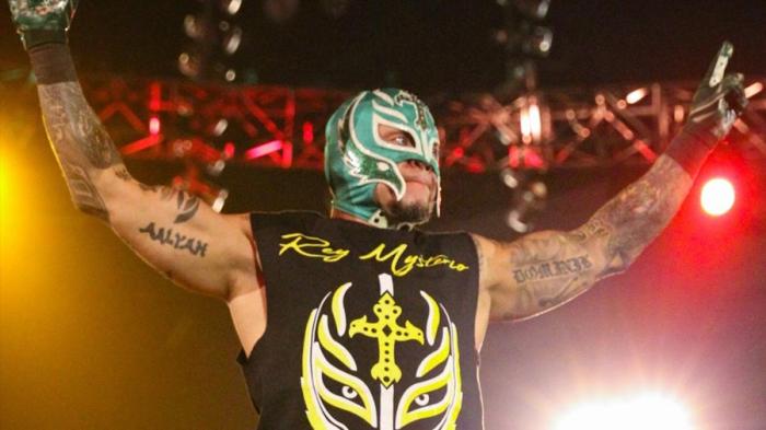 Rey Mysterio realiza un aparición especial en NXT