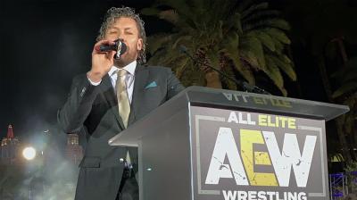 Kenny Omega es presentado como parte del roster de All Elite Wrestling