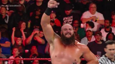 Braun Strowman derrotó a Baron Corbin en una lucha de mesas en Monday Night RAW