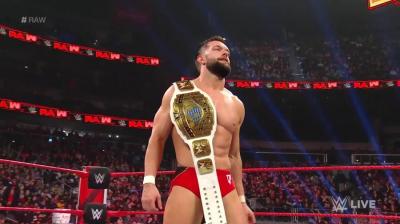 Finn Balor retiene el Campeonato Intercontinental ante Lio Rush en Monday Night RAW