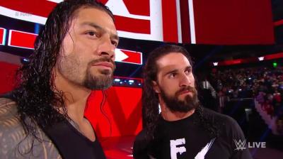 Roman Regins y Seth Rollins ayudan a Dean Ambrose durante Monday Night RAW