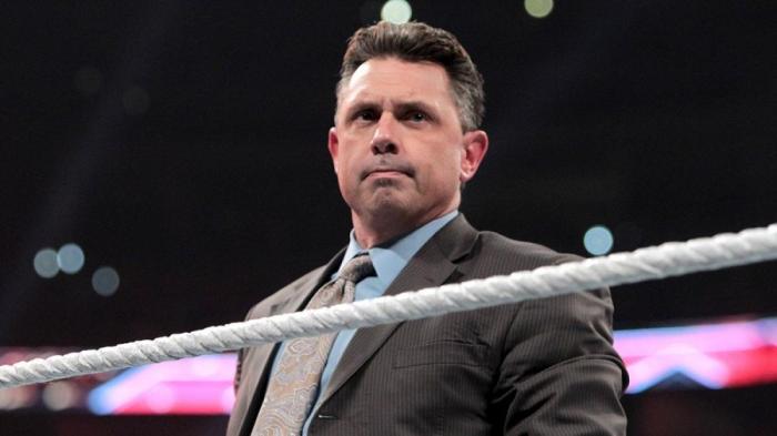 Michael Cole podría abandonar pronto la mesa de comentaristas de WWE