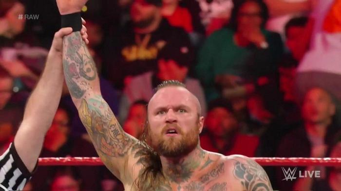 Aleister Black realiza su debut en RAW derrotando a Elias